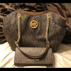 Priced to sale!! Michael Kors purse and wallet